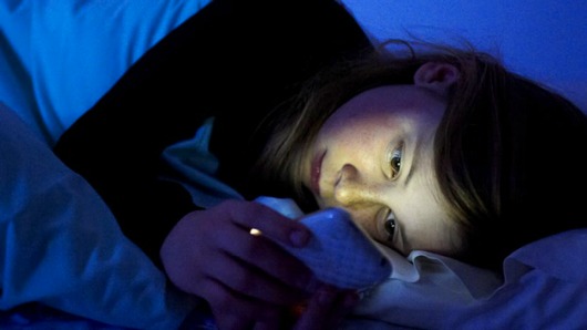 Dormir con celulares y tablet altera el sueño de manera grave