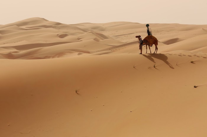 Raffia: El camello que recorre el desierto junto a Google Street View
